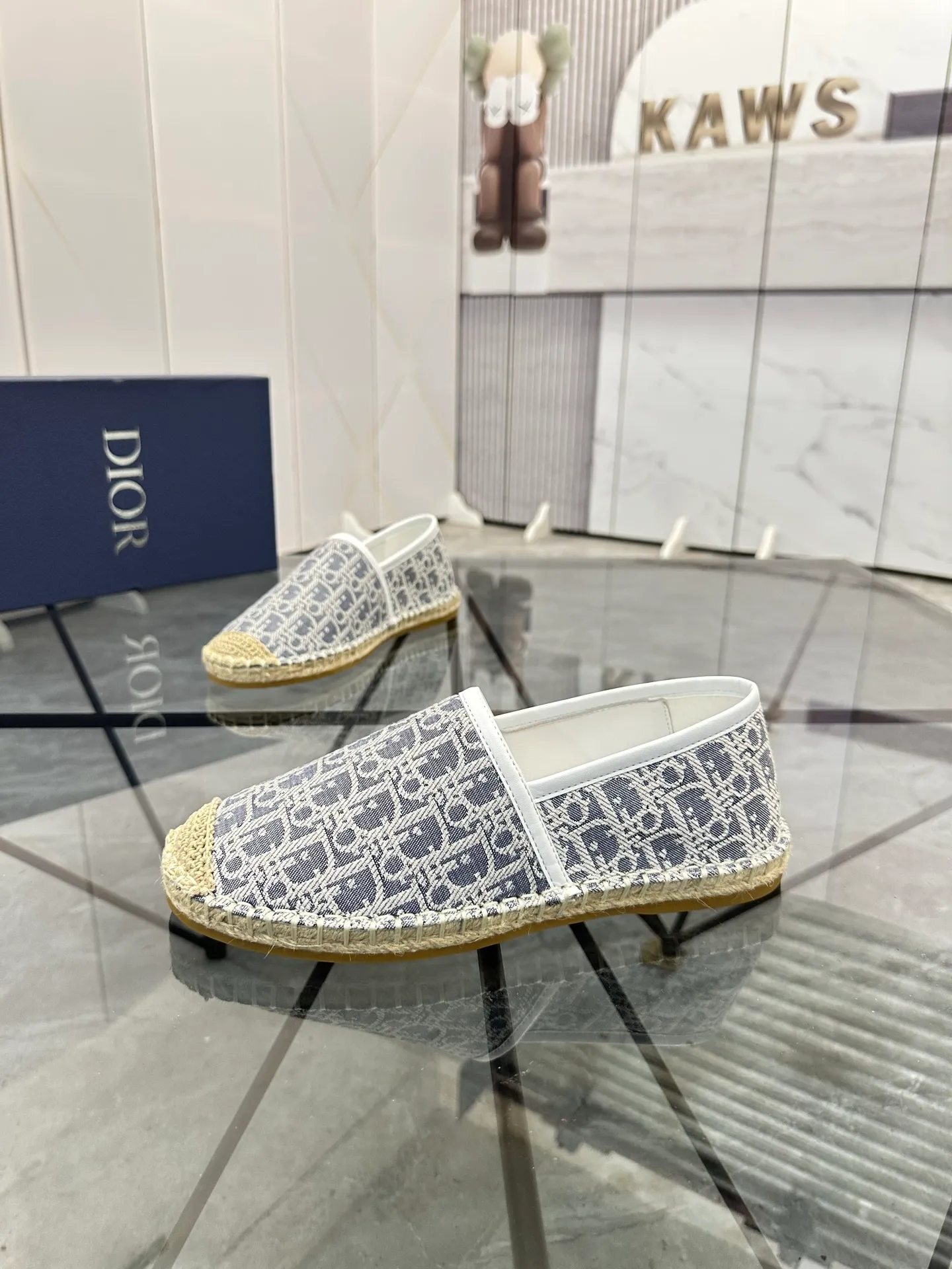 Men's shoes for sale 💰: 💰P400¥ Product trademark: Dior* "Dior*" low-top fisherman's shoes Regular size: 38-44 (can be customized to 37.45) Product materials: imported cowhide leather upper spliced ​​with original fabric, sheepskin lining, original outsole. Number: 1023
